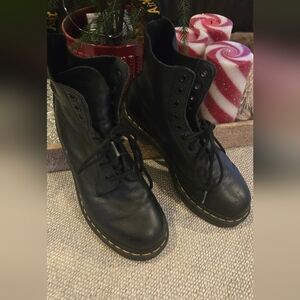 Dr. Martens Black Leather Pascal Boots Size ladies 7..Excellent And Clean